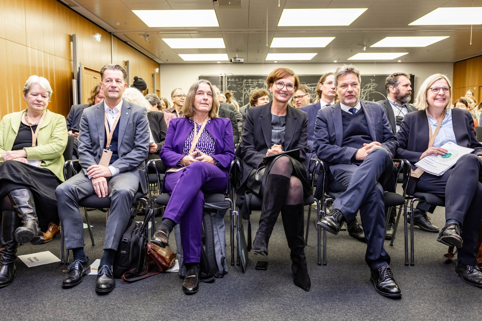 Das Bild zeigt Bundesministerin Stark-Watzinger und Vizekanzler Habeck mit den BÖR-Vorsitzenden.