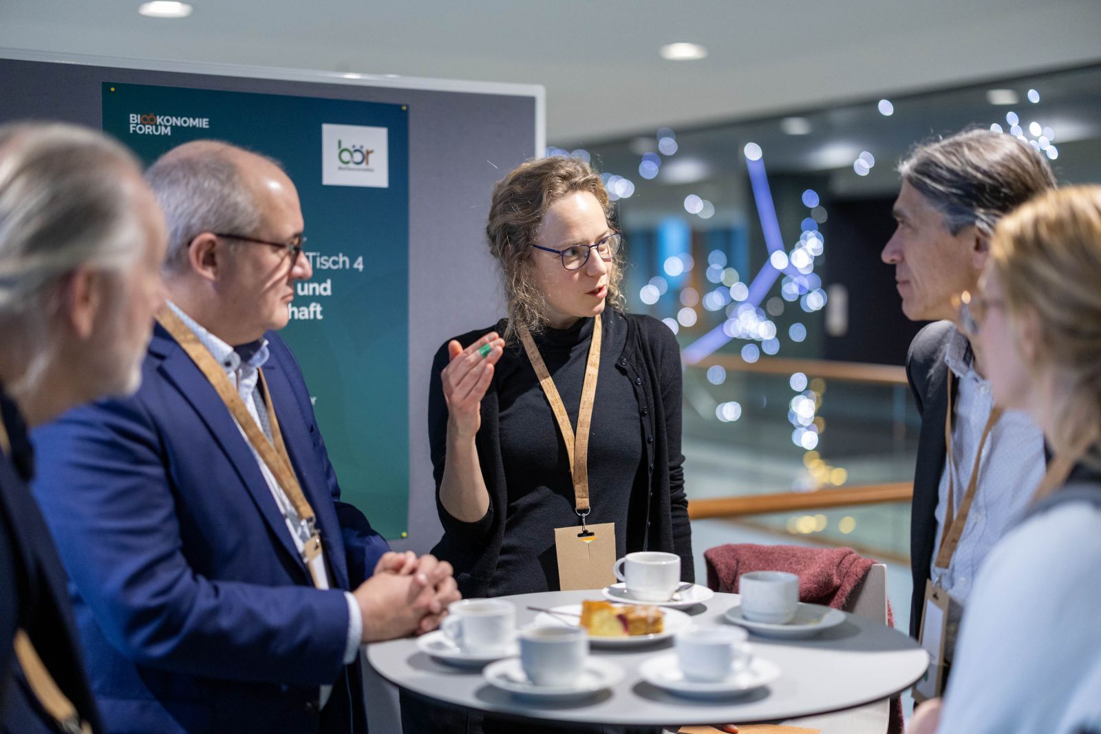 Das Bild zeigt eiine Speakers Corner beim Bioökonomieforum 2023.